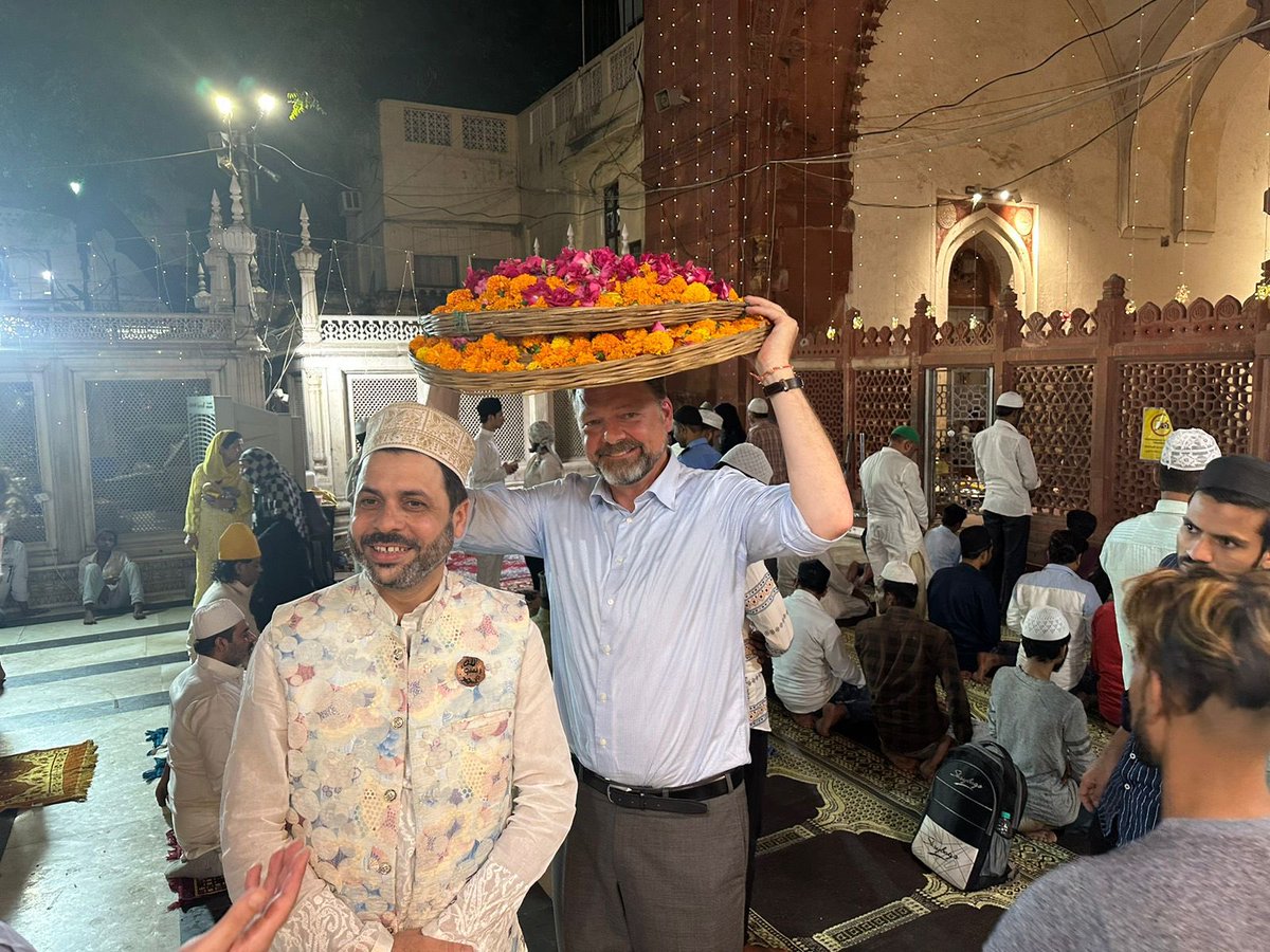 AmbAckermann's tweet image. I spent a great evening at Nizamuddin Dargah just before #JamatulVida, marking the end of Ramadan. 

Delicious #iftaar, soulful qawwalis, and warm hospitality made it an unforgettable experience.

#EidMubarak🌙!
