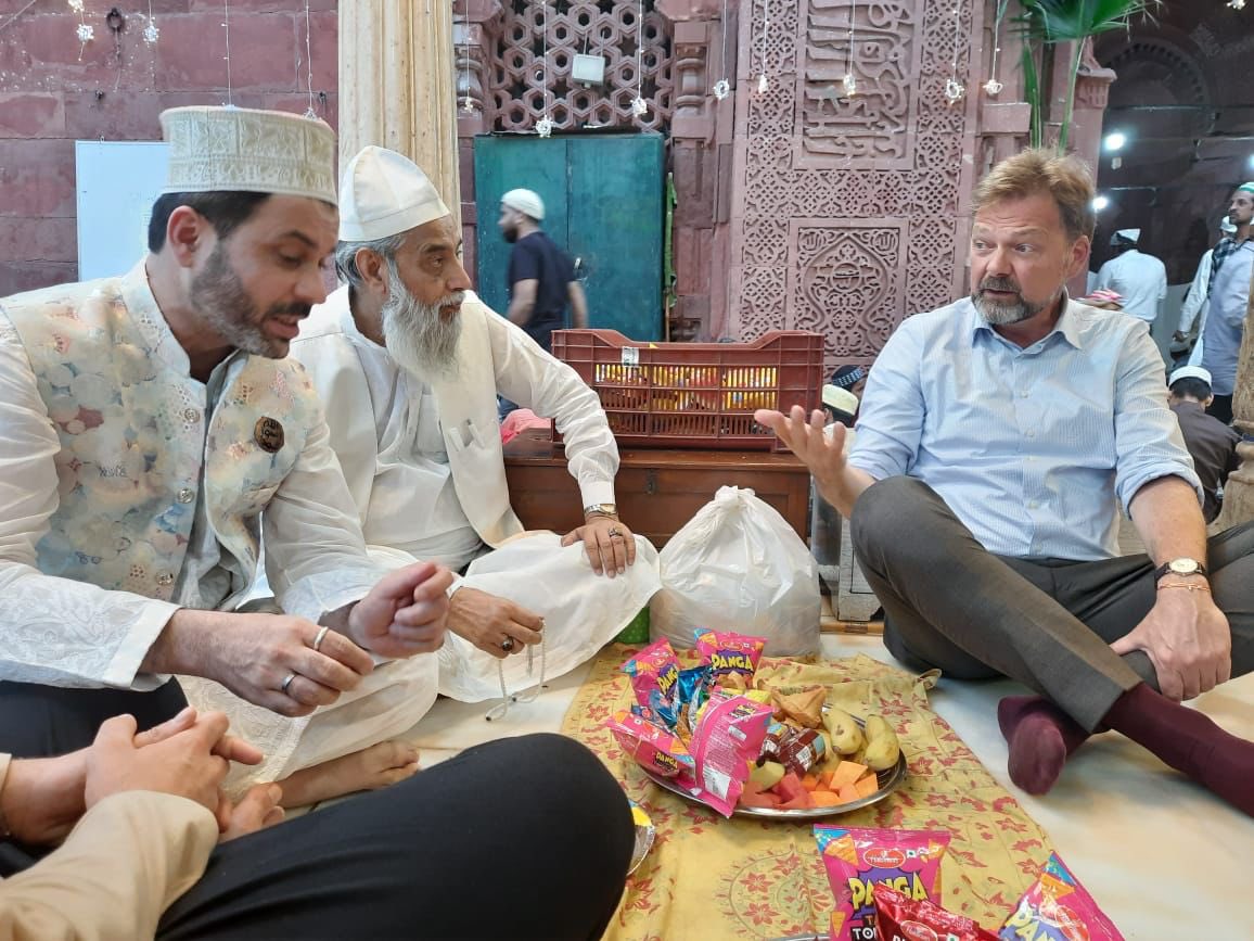 AmbAckermann's tweet image. I spent a great evening at Nizamuddin Dargah just before #JamatulVida, marking the end of Ramadan. 

Delicious #iftaar, soulful qawwalis, and warm hospitality made it an unforgettable experience.

#EidMubarak🌙!