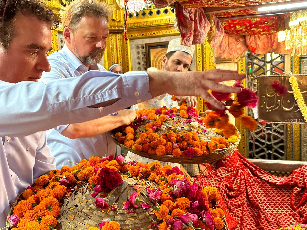 AmbAckermann's tweet image. I spent a great evening at Nizamuddin Dargah just before #JamatulVida, marking the end of Ramadan. 

Delicious #iftaar, soulful qawwalis, and warm hospitality made it an unforgettable experience.

#EidMubarak🌙!