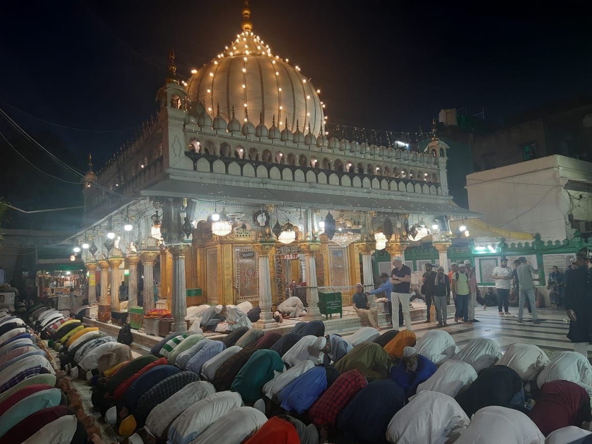 AmbAckermann's tweet image. I spent a great evening at Nizamuddin Dargah just before #JamatulVida, marking the end of Ramadan. 

Delicious #iftaar, soulful qawwalis, and warm hospitality made it an unforgettable experience.

#EidMubarak🌙!