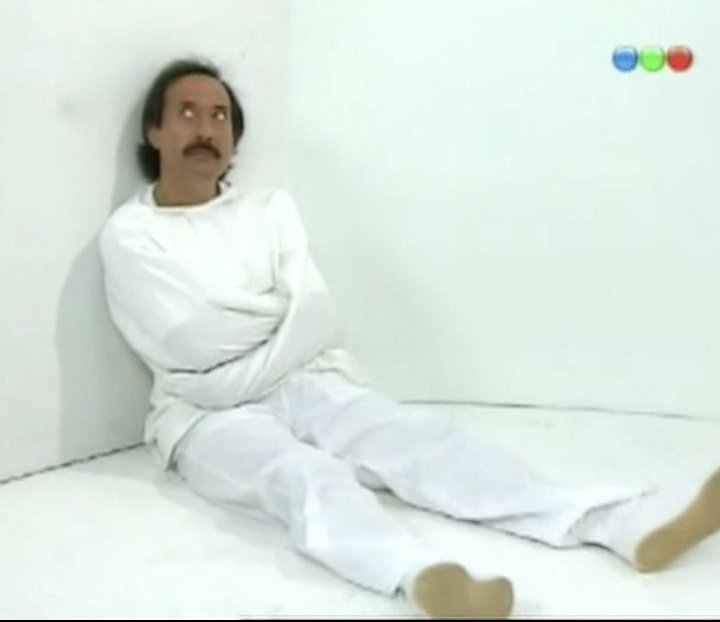 mi momento más esquizofrenico es cuando estoy totalmente serio y empiezo a reírme de la nada porque mi cabeza me contó un chiste muy divertido