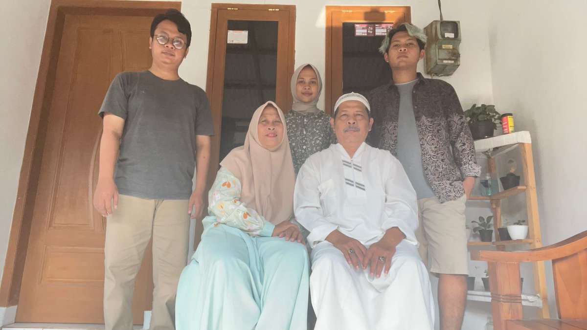 MHanafi88739742's tweet photo. Kami seluarga mengucapkan Selamat hari raya idul Fitri 1 Syawal 1444 H Taqobbalallahu Minna waminkum
Semoga Allah menerima semua ibadah kita dan mengampuni semua2 kita Aamiin yaa robbal'aalamiin....hanafi dan kluarga di malang https://t.co/9KcnprIpAC
