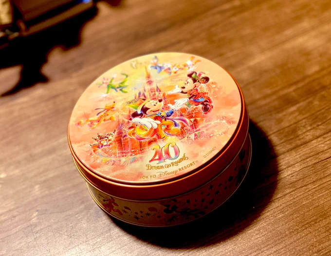 ミナモト先生 がデズニー缶をくれた。小さい時に家族で行って叱られまくった印象しかないからなんとなくそれきり一度も行ってないんだよねと笑い話のつもりで話したらミナモト先生が切なそうに見つめてきたので、デズニー行くねそのうち。シーの方に行く。お酒飲めるみたいだから。 