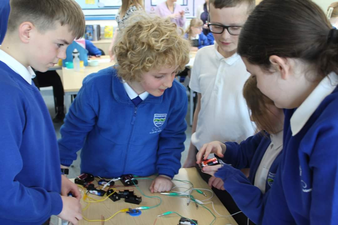 ManorFarmSchool's tweet photo. We all thoroughly enjoyed #BritishScienceWeek and learning about "connections".  A particular highlight was "The Masked Scientist"!  We were so impressed with the pupils knowledge of famous scientists. https://t.co/xbjQ5f20A1
