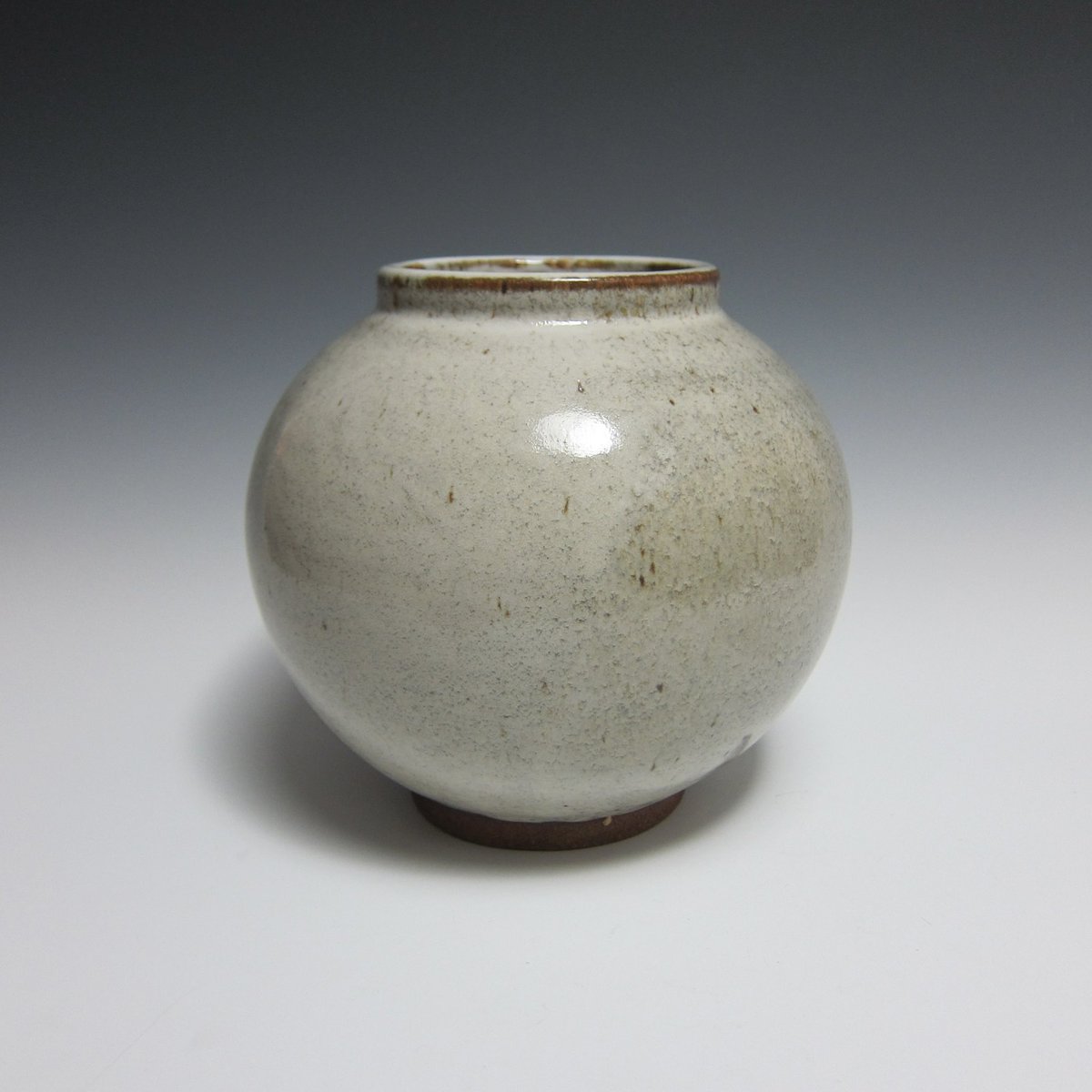 jason21fox's tweet photo. New Moon! New glazes mean lots of testing and endless possibilities. Loving this earthy combination and look forward to experimenting with it further!
.
.
#glaze #moonjar #ceramicart #interiordecor #pottery #reductionfired #art #handmade #jasonfoxceramics https://t.co/fnd6ziZUqJ