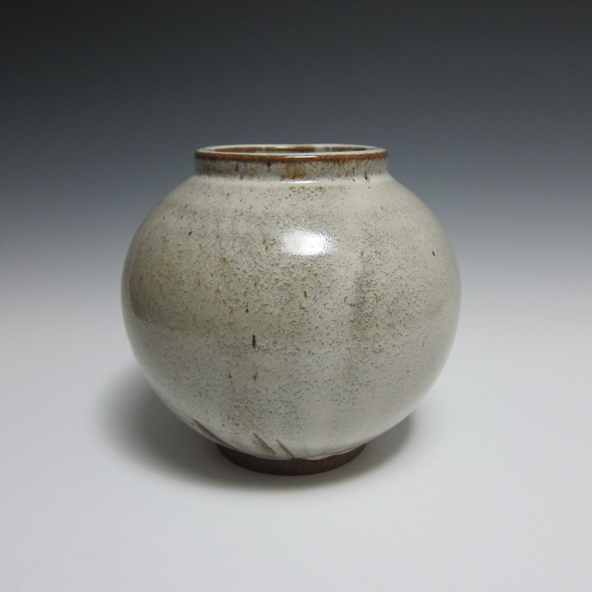 jason21fox's tweet photo. New Moon! New glazes mean lots of testing and endless possibilities. Loving this earthy combination and look forward to experimenting with it further!
.
.
#glaze #moonjar #ceramicart #interiordecor #pottery #reductionfired #art #handmade #jasonfoxceramics https://t.co/fnd6ziZUqJ