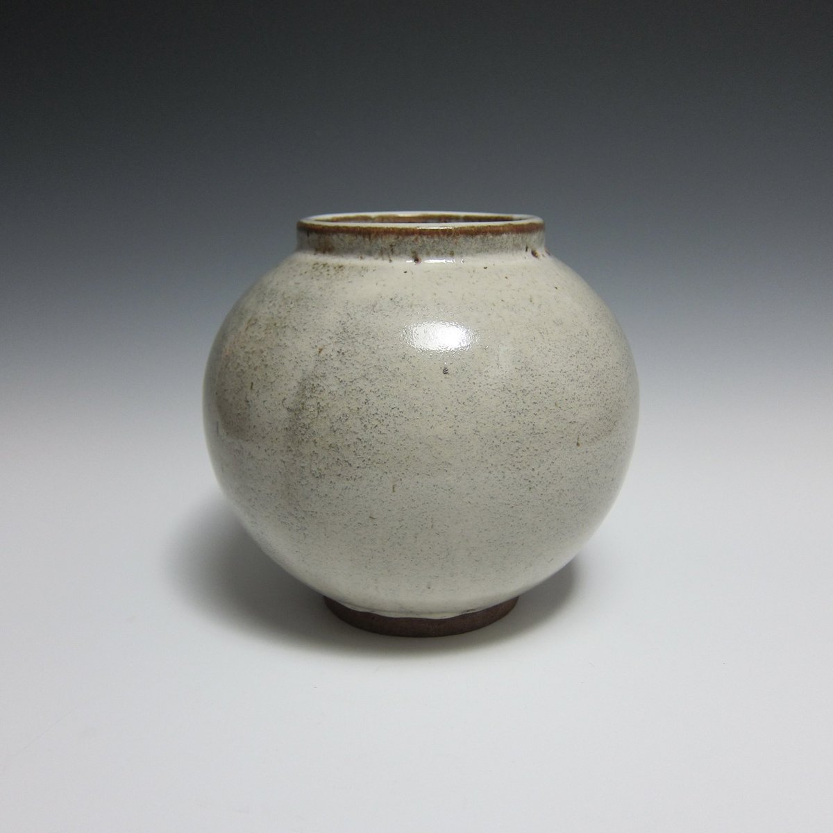 jason21fox's tweet photo. New Moon! New glazes mean lots of testing and endless possibilities. Loving this earthy combination and look forward to experimenting with it further!
.
.
#glaze #moonjar #ceramicart #interiordecor #pottery #reductionfired #art #handmade #jasonfoxceramics https://t.co/fnd6ziZUqJ