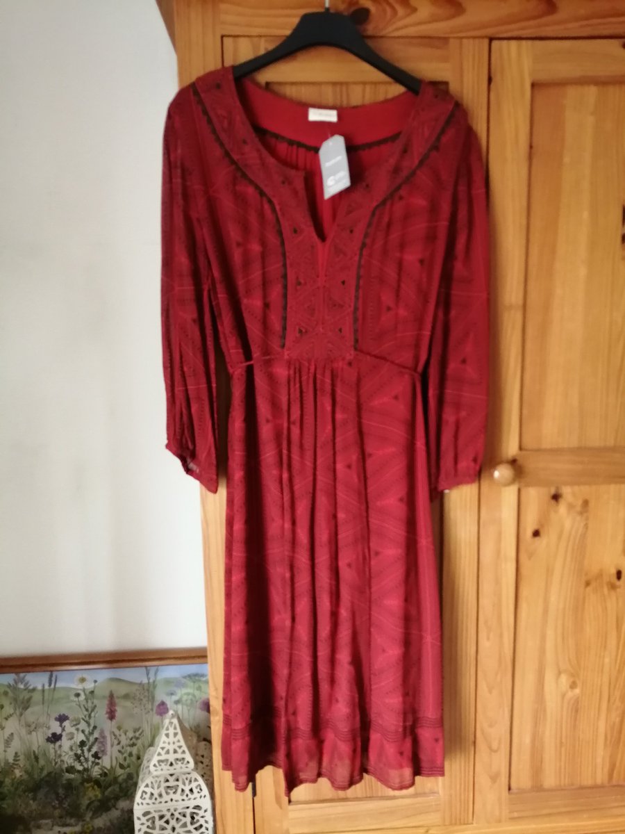 6 days until I take on my biggest public speaking opportunity to day... Eeeek!
Thank you to the lovely volunteers at <a href="/CR_UK/">Cancer Research UK</a> in Knutsford for helping me pick up this lovely dress!
Speaking about improving cancer outcomes whilst helping charities and supporting #sustainablefashion