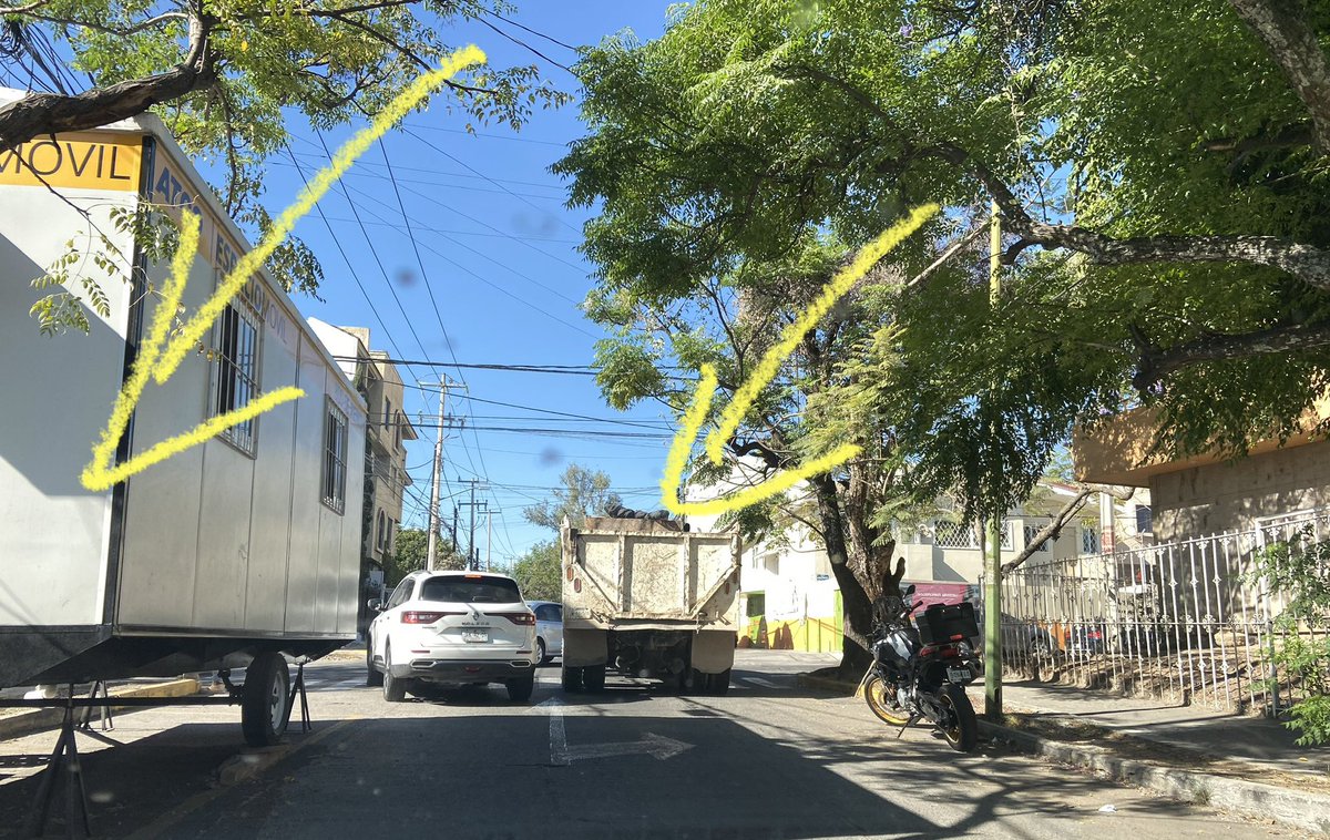 conVIVEgdl's tweet photo. La obra en Ontario/Colomos además de ocupar un carril sobre Ontario con su camper de ventas obstruye otro carril con camiones de material, obstruyendo también visibilidad y paso a peatones. Esto es cotidiano.

#Providencia 
@GdlMovilidad @JaliscoVial @GuadalajaraGob https://t.co/459WaiQnbj