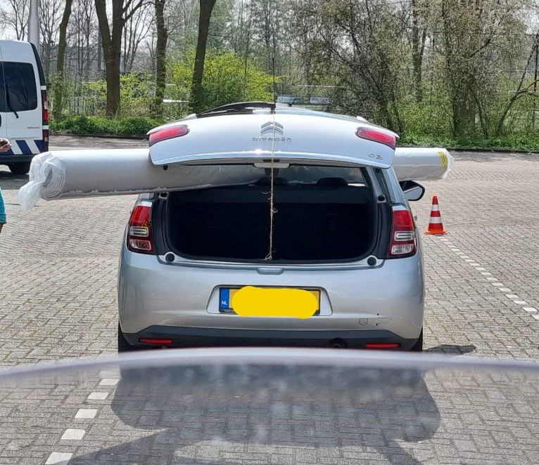 WA_Capelle_Zuid's tweet photo. Op de #Capelseweg in #Capelle werd vanmiddag een grote verkeerscontrole gehouden. Door de belastingdienst werd voor €67.000 aan achterstallige belastingen geïnd. Ook werd dit bijzondere beladen voertuig gecontroleerd. > 40cm uitstekend. 
#controle #verkeerswetgeving https://t.co/8nrFF6yqrd
