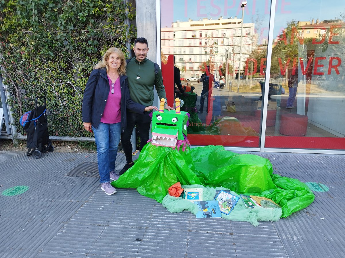 _marchernandez_'s tweet photo. Amb la @MonReyesM al #BaróDeViver, on ja ha arribat la diada de #SantJordi i el barri s'omple de roses i llibres.

Gràcies al @ccbarodeviver, l' espai de gent gran, @Sinergicsbcn i entitats per organitzar i fer gaudir d'aquest #SantJordi2023

#SomBaróDeViver
#SomBarcelona https://t.co/frW8UB30Z3