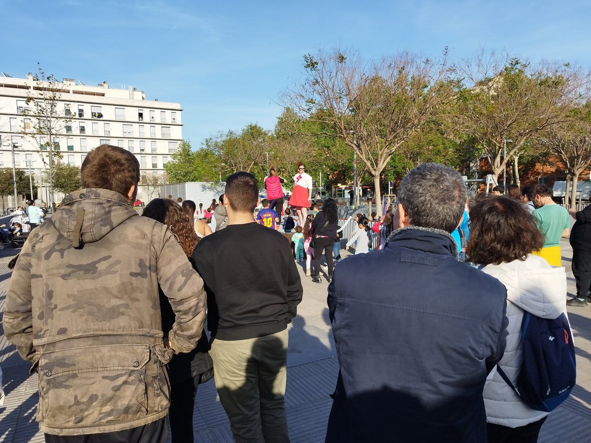 _marchernandez_'s tweet photo. Amb la @MonReyesM al #BaróDeViver, on ja ha arribat la diada de #SantJordi i el barri s'omple de roses i llibres.

Gràcies al @ccbarodeviver, l' espai de gent gran, @Sinergicsbcn i entitats per organitzar i fer gaudir d'aquest #SantJordi2023

#SomBaróDeViver
#SomBarcelona https://t.co/frW8UB30Z3