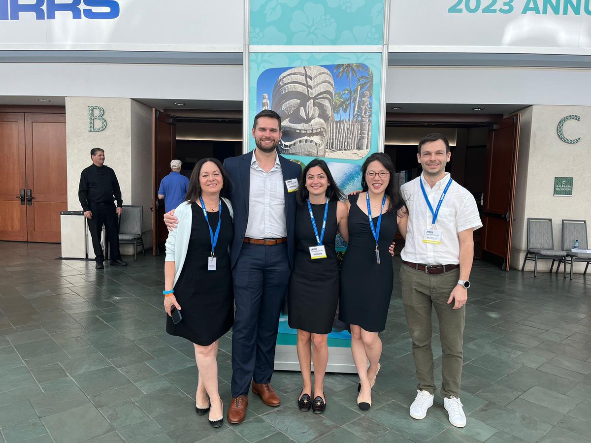 Some of our R3 and R2 residents with our program director, @CMercadoMD, at #ARRS23 in Hawaii! 🏝️ They presented on a variety of topics, including research on our photon-counting scanner and participated in educational exhibits/programs geared for careers in academic medicine!