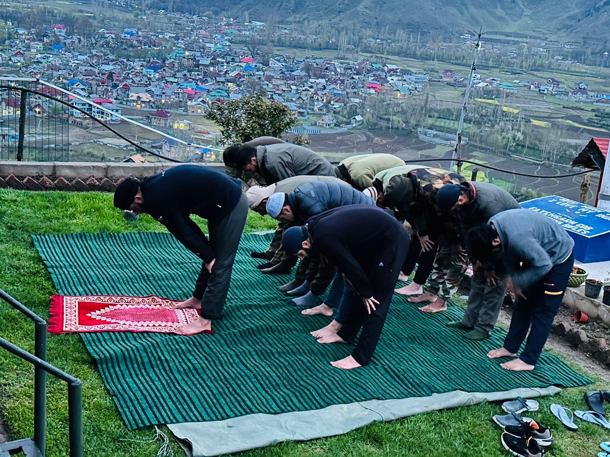 Khusbujaan1's tweet photo. #RashtriyaRifles of #Daggerdiv #Baramulla on last #Friday of month of #ramdaprayers at Fatehgarh COB.
#ramdan2023
#Friday
@adgpi
@Baramulla46
@VarmulK
@Parv_ynr
@ChinarcorpsIA
@awazebaramulla
@sheherekhas https://t.co/dziLNO5tDb