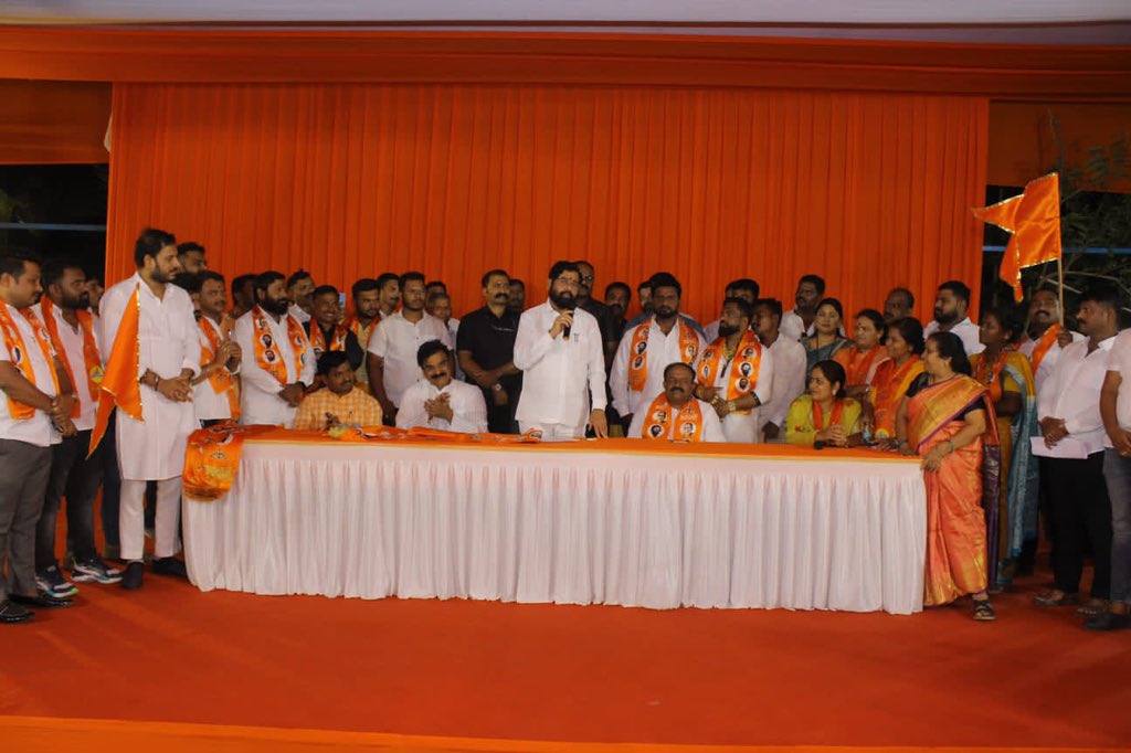 mieknathshinde's tweet photo. #पुणे जिल्ह्यातील भोर, वेल्हा व मुळशी विभागातील उद्धव ठाकरे गटाचे जिल्हाप्रमुख बाळासाहेब चांदेरे, उपजिल्हाप्रमुख दशरथ जाधव, अनेक तालुकाप्रमुख, उपतालुकाप्रमुख, विभागप्रमुख, शाखाप्रमुख तसेच युवासेनेचे उपजिल्हाप्रमुख अशा असंख्य पदाधिकारी व हजारो शिवसैनिक यांनी माजी मंत्री व उपनेते विजयबापू शिवतारे यांच्या मार्गदर्शनाखाली शिवसेनेत जाहीर प्रवेश केला.

याप्रसंगी या सर्वांचे #शिवसेना पक्षात स्वागत करित भावी सामाजिक आणि राजकीय कारकिर्दीकरिता शुभेच्छा दिल्या.

यावेळी माजी मंत्री व उपनेते @vijayshivtare, युवासेना सचिव किरण साळी, शिवसेना जिल्हाप्रमुख रमेश कोंडे, युवासेना जिल्हाप्रमुख निलेश घारे उपस्थित होते.

#Shivsena #Pune
Vijay Shivtare Kiran Sali