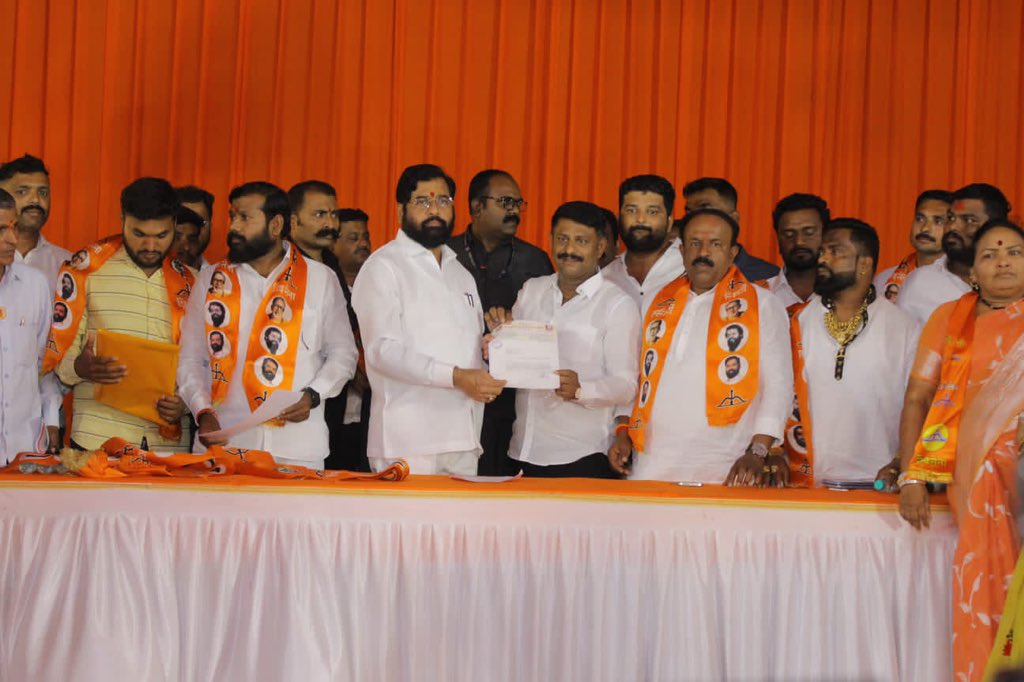 mieknathshinde's tweet photo. #पुणे जिल्ह्यातील भोर, वेल्हा व मुळशी विभागातील उद्धव ठाकरे गटाचे जिल्हाप्रमुख बाळासाहेब चांदेरे, उपजिल्हाप्रमुख दशरथ जाधव, अनेक तालुकाप्रमुख, उपतालुकाप्रमुख, विभागप्रमुख, शाखाप्रमुख तसेच युवासेनेचे उपजिल्हाप्रमुख अशा असंख्य पदाधिकारी व हजारो शिवसैनिक यांनी माजी मंत्री व उपनेते विजयबापू शिवतारे यांच्या मार्गदर्शनाखाली शिवसेनेत जाहीर प्रवेश केला.

याप्रसंगी या सर्वांचे #शिवसेना पक्षात स्वागत करित भावी सामाजिक आणि राजकीय कारकिर्दीकरिता शुभेच्छा दिल्या.

यावेळी माजी मंत्री व उपनेते @vijayshivtare, युवासेना सचिव किरण साळी, शिवसेना जिल्हाप्रमुख रमेश कोंडे, युवासेना जिल्हाप्रमुख निलेश घारे उपस्थित होते.

#Shivsena #Pune
Vijay Shivtare Kiran Sali
