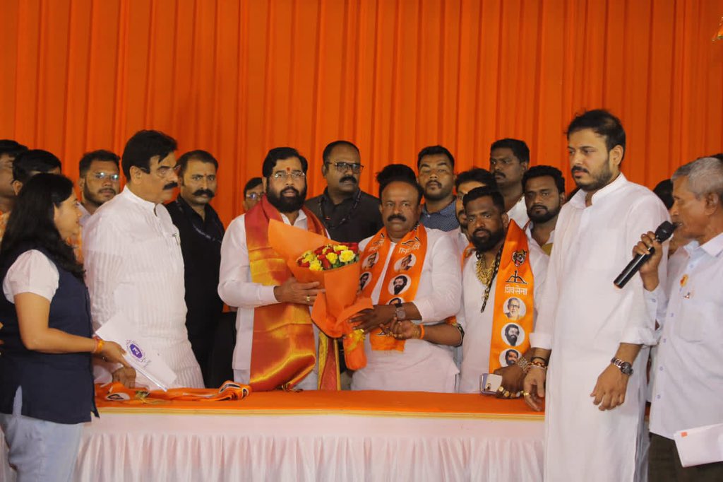 mieknathshinde's tweet photo. #पुणे जिल्ह्यातील भोर, वेल्हा व मुळशी विभागातील उद्धव ठाकरे गटाचे जिल्हाप्रमुख बाळासाहेब चांदेरे, उपजिल्हाप्रमुख दशरथ जाधव, अनेक तालुकाप्रमुख, उपतालुकाप्रमुख, विभागप्रमुख, शाखाप्रमुख तसेच युवासेनेचे उपजिल्हाप्रमुख अशा असंख्य पदाधिकारी व हजारो शिवसैनिक यांनी माजी मंत्री व उपनेते विजयबापू शिवतारे यांच्या मार्गदर्शनाखाली शिवसेनेत जाहीर प्रवेश केला.

याप्रसंगी या सर्वांचे #शिवसेना पक्षात स्वागत करित भावी सामाजिक आणि राजकीय कारकिर्दीकरिता शुभेच्छा दिल्या.

यावेळी माजी मंत्री व उपनेते @vijayshivtare, युवासेना सचिव किरण साळी, शिवसेना जिल्हाप्रमुख रमेश कोंडे, युवासेना जिल्हाप्रमुख निलेश घारे उपस्थित होते.

#Shivsena #Pune
Vijay Shivtare Kiran Sali