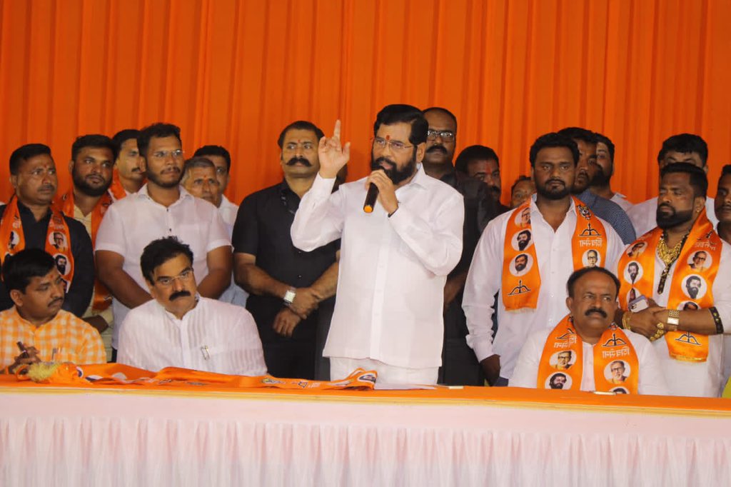 mieknathshinde's tweet photo. #पुणे जिल्ह्यातील भोर, वेल्हा व मुळशी विभागातील उद्धव ठाकरे गटाचे जिल्हाप्रमुख बाळासाहेब चांदेरे, उपजिल्हाप्रमुख दशरथ जाधव, अनेक तालुकाप्रमुख, उपतालुकाप्रमुख, विभागप्रमुख, शाखाप्रमुख तसेच युवासेनेचे उपजिल्हाप्रमुख अशा असंख्य पदाधिकारी व हजारो शिवसैनिक यांनी माजी मंत्री व उपनेते विजयबापू शिवतारे यांच्या मार्गदर्शनाखाली शिवसेनेत जाहीर प्रवेश केला.

याप्रसंगी या सर्वांचे #शिवसेना पक्षात स्वागत करित भावी सामाजिक आणि राजकीय कारकिर्दीकरिता शुभेच्छा दिल्या.

यावेळी माजी मंत्री व उपनेते @vijayshivtare, युवासेना सचिव किरण साळी, शिवसेना जिल्हाप्रमुख रमेश कोंडे, युवासेना जिल्हाप्रमुख निलेश घारे उपस्थित होते.

#Shivsena #Pune
Vijay Shivtare Kiran Sali