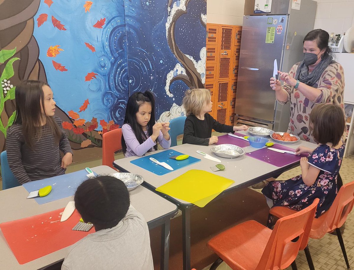 AVLCitySchools's tweet photo. Students at Hall Fletcher Elementary had a great time making salsa and planting potatoes as part of the FEAST program.
#theHFEdifference
#ACSCougarPride https://t.co/CbBmnmBDO2
