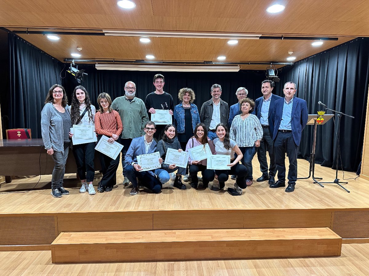 AjuntamentOlesa's tweet photo. 🔴 PREMIS RECERCA
🏅 Aquesta tarda s’han repartit el guardons dels Premis de Recerca Vila d’Olesa. La joventut ha caracteritzat el perfil dels persones guanyadores.
Felicitats a totes elles!
#Olesa #PremisRecerca #éscultura #ésfeminisme https://t.co/AsTfnTkTC1