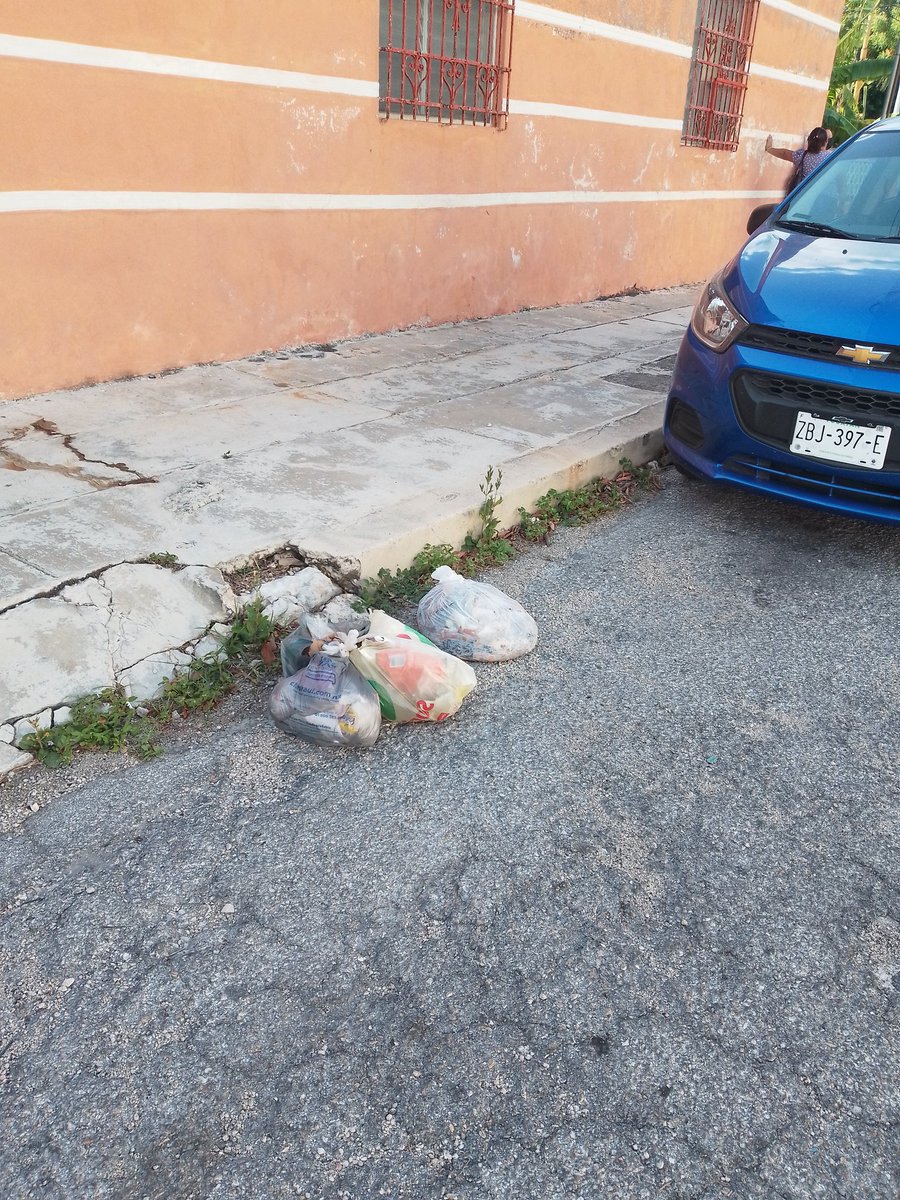 YamySaadi's tweet photo. @AyuntaMerida van más de 15 reportes porque Recolección de residuos Pamplona no se lleva la basura o la deja en la calle ocasionando que carros y/o animales rompan las bolsas y  esparzan la basura por la vía pública. Hasta cuándo le darán solución? https://t.co/JHSP9ggCLK