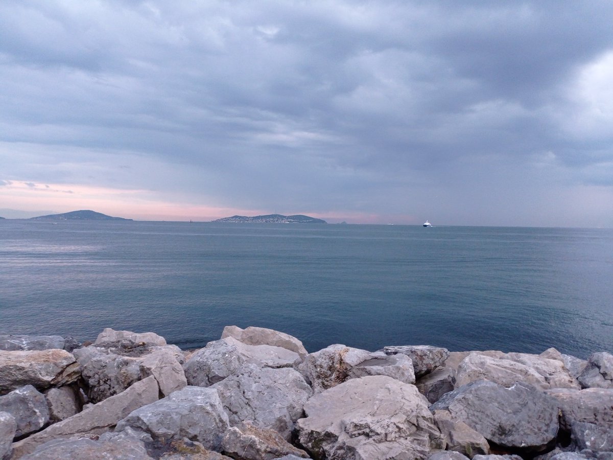 Ben daha çok sırılsıklam ıslandığımız, ayakkabılarımızın suyla dolduğu, soğuktan titrediğimiz, daha çok hüzünlendiğimiz yağmurları seviyorum

Via <a href="/mrs_pessimoptik/">Mualla Ünsal</a>
