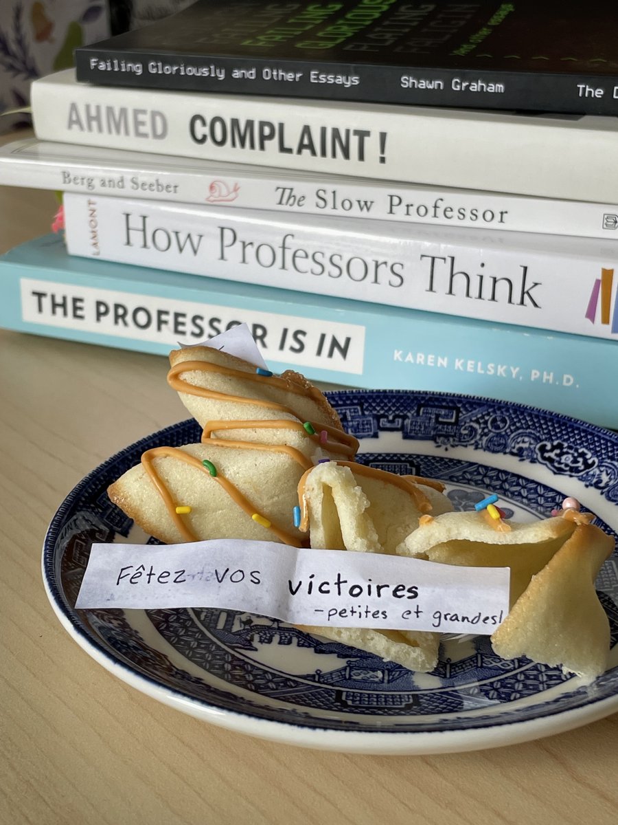 Célébration de la fin du trimestre et du dernier cours d'ANT7810 Pratiques professionnelles <a href="/AnthropoUdeM/">Anthropologie UdeM</a> avec des biscuits de fortune (évidemment) fabriqués sur mesure avec des petits messages positifs. Merci aux étudiant-es, c'était vraiment un plaisir.