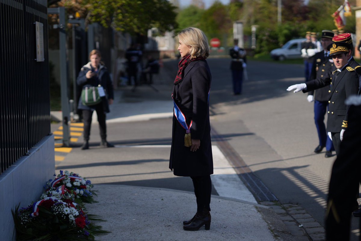 avecValerie's tweet photo. 🙏Dans ce contexte, @vpecresse a rendu hommage à Louis Delpal, Capitaine du 45ème Bataillon de Chars de la Gendarmerie, nommé à titre posthume Chevalier de la Légion d’honneur par le ministre de La Défense. 

Ce quartier a été rebaptisé Quartier Capitaine #Delpal. https://t.co/78X8slVyaE