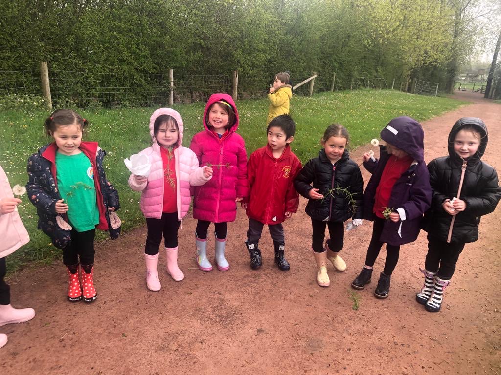HarfieldMrs's tweet photo. Reception have had a wonderful day @Walnuttreefarm2 kicking off our new topic! We’ve fed the animals, had a tractor ride and walked our wellies off 🐷🐴🐄🐖🐔🐑@llandaffcity https://t.co/GaW3vGeDZQ
