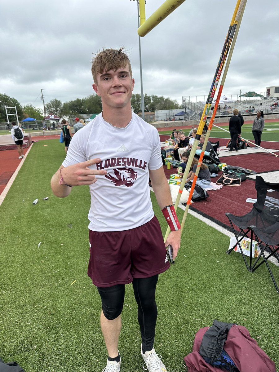 FHS_Tiger_FB's tweet photo. Regional qualifier in the Pole Vault - 2nd place @Jacewilliams31 - 14’ https://t.co/3o0NlhlvTP