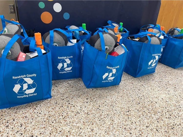 WinchesterComm1's tweet photo. Last night was a great evening for a P-TECH signing! Twelve Class of 2027 students will begin this brand new program next year. They signed to participate and also received gift bags from our AWESOME industry partners. We are so excited to begin!! @CELLuindy #IndianaP-TECH https://t.co/MS0SdiEHKf