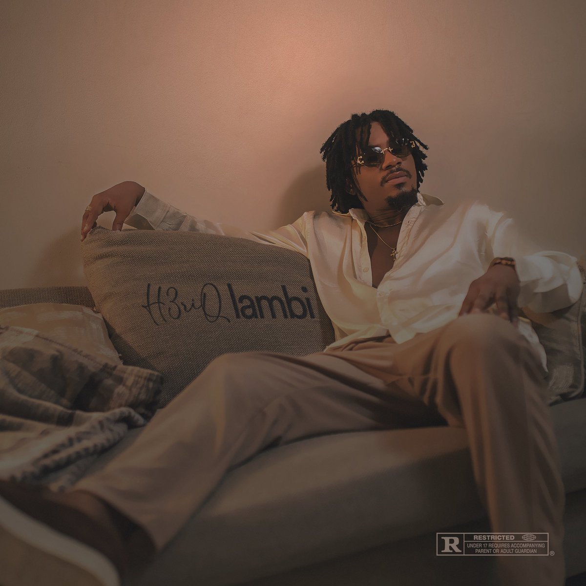 alakaoloko's tweet photo. Yo la famille 👊🏾
Découvrez ma dernière création visuelle sur la cover officielle de l’EP « Lambi » de @h3riq_damasta prévu pour le 28 avril prochain 🔥
Tout était dans le détail et la simplicité sur des photographies de @GerySandjo, sous la DA de @esta__ ✨
#ao #createevenmore https://t.co/vi76niHlra
