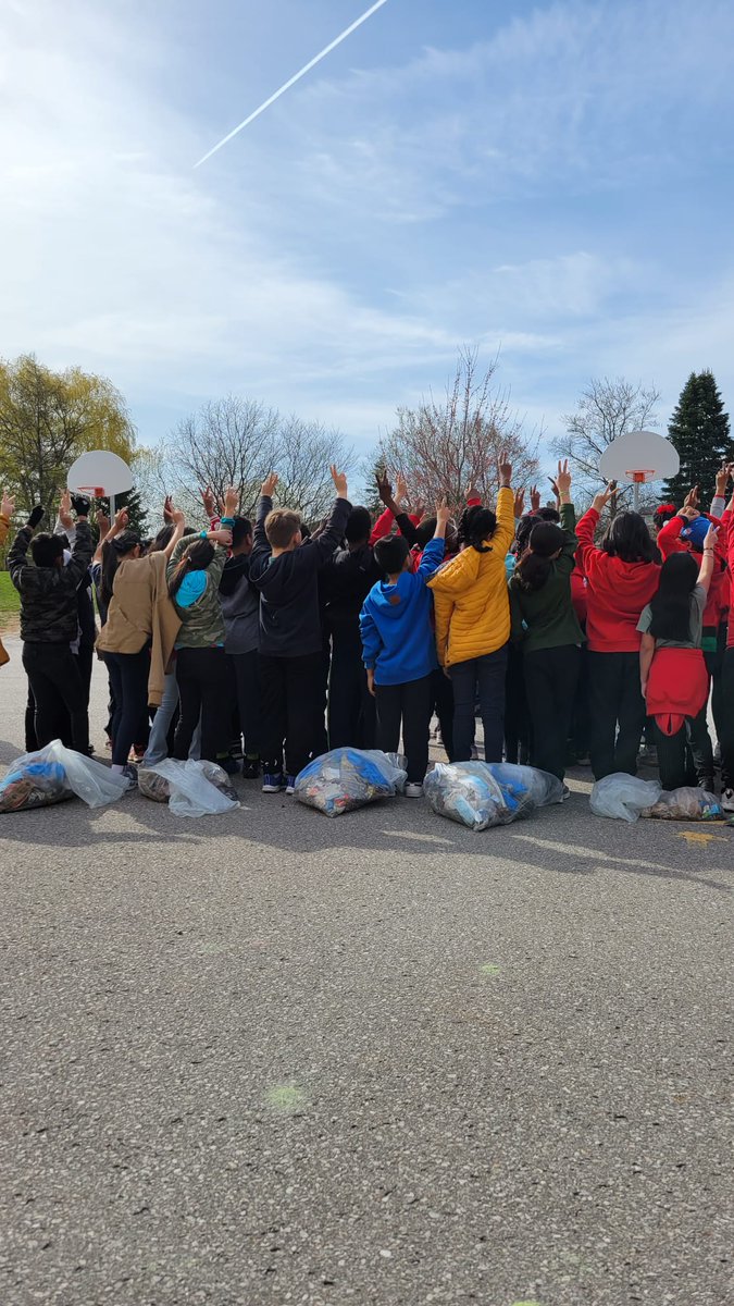 Nicholas_TCDSB's tweet image. Cleaning up our school yard for Earth Day