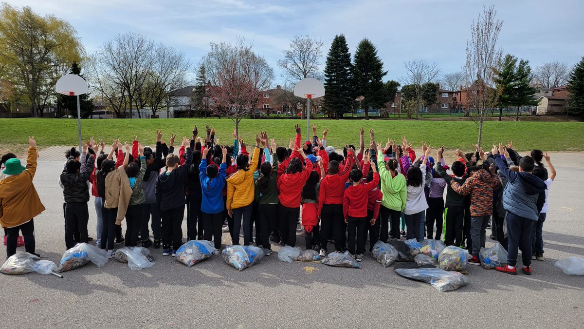 Nicholas_TCDSB's tweet image. Cleaning up our school yard for Earth Day