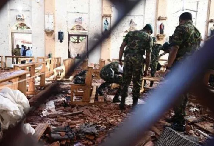 embsuizaespana's tweet photo. #UnDiaComoHoy hace 4 años. Más de 260 fallecidos y 500 heridos en los atentados conocidos como los #EasterSundayAttacksSL en 🇱🇰. Los que lo vivimos no olvidamos a las víctimas🙏. #TodayInHistory #NeverForget @SwissAmbLKA https://t.co/rFiiZJptPW