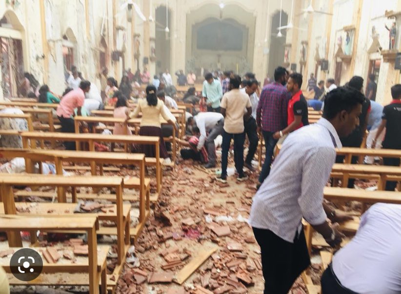 embsuizaespana's tweet photo. #UnDiaComoHoy hace 4 años. Más de 260 fallecidos y 500 heridos en los atentados conocidos como los #EasterSundayAttacksSL en 🇱🇰. Los que lo vivimos no olvidamos a las víctimas🙏. #TodayInHistory #NeverForget @SwissAmbLKA https://t.co/rFiiZJptPW