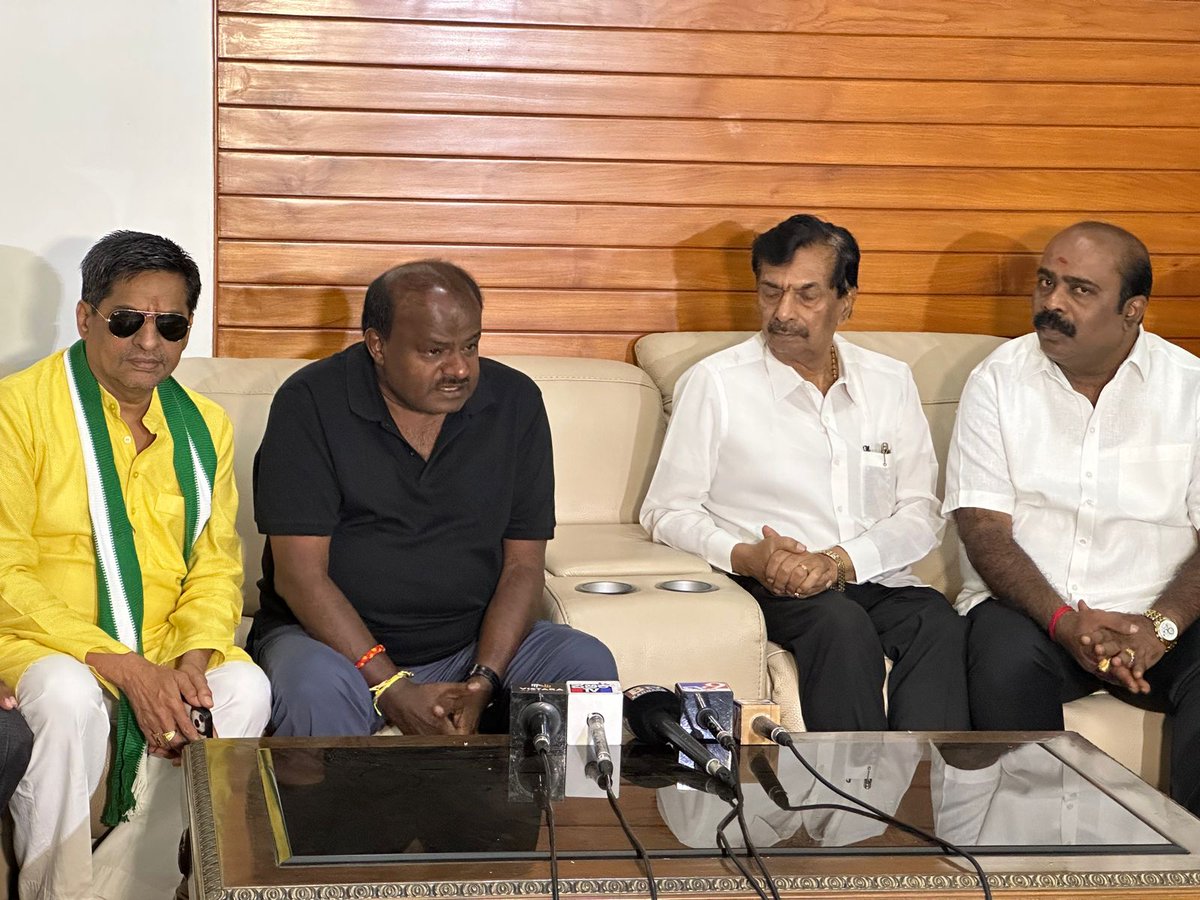 hd_kumaraswamy's tweet photo. ಶಿವಮೊಗ್ಗ ನಗರ ವಿಧಾನಸಭೆ ಕ್ಷೇತ್ರದ ಮಾಜಿ ಶಾಸಕರಾದ ಶ್ರೀ ಪ್ರಸನ್ನ ಕುಮಾರ್ ಅವರನ್ನು ಅತ್ಯಂತ ಆದರಪೂರ್ವಕವಾಗಿ @JanataDal_S ಪಕ್ಷಕ್ಕೆ ಬರಮಾಡಿಕೊಳ್ಳಲಾಯಿತು. ಅವರ ಬೆಂಬಲಿಗರು, ಕಾಂಗ್ರೆಸ್ ಮುಖಂಡರಾದ ಶ್ರೀ ಬೊಮ್ಮಘಟ್ಟ ಮಂಜುನಾಥ್, ಶ್ರೀ ಸುನೀಲ್ ಗೌಡ, ಶ್ರೀ ರಘು, ಶ್ರೀ ಸುನೀಲ್, ಶ್ರೀ ಪ್ರಸನ್ನ ಅವರು ಪಕ್ಷಕ್ಕೆ ಸೇರಿದರು.1/2 https://t.co/f2yARcbuoc
