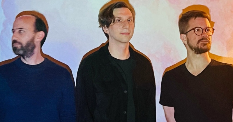 mindiesblog's tweet photo. Derde Verde (@derdeverde) lanzan ‘Don't Look Away’, un sencillo de su próximo álbum Tug of War, que invita a enfrentar la realidad con valentía y determinación