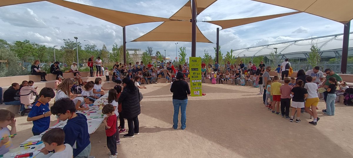 ampazaragueta's tweet photo. Exitazo el día del libro en el jardín del Olmo Viejo. Tenemos una AMPA con mucho presente y futuro en el @ceip_zaragueta...haciendo colegio, seguimos!!! https://t.co/uytQguTmgk