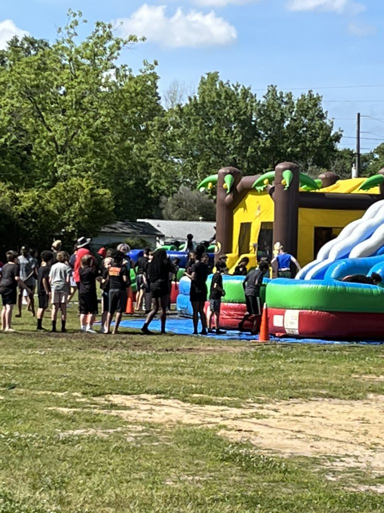 AliBuzzell's tweet photo. At Shirley Hills, @AnisaBusby says #LearningisRequired BUT when you meet your MAP goals then @LoriCWallace and I make sure #FUNisRequired
#SHESallThat
#RuthlessLeadership https://t.co/LqwrZuitbk