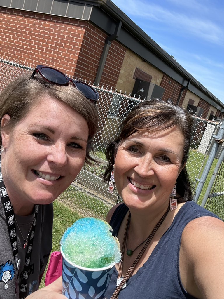 AliBuzzell's tweet photo. At Shirley Hills, @AnisaBusby says #LearningisRequired BUT when you meet your MAP goals then @LoriCWallace and I make sure #FUNisRequired
#SHESallThat
#RuthlessLeadership https://t.co/LqwrZuitbk