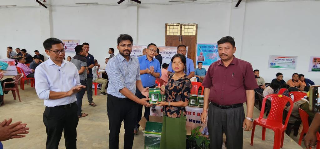 ManipurPlanning's tweet photo. Churachandpur District #HillLeadersDay &amp; #MeeyamgiNumit held today witnessed the enrollment campaign for PMJJBY and PMSBY social security schemes, observation of #CivilServicesDay2023 and distribution of welfare scheme benefits to respective beneficiaries, among others https://t.co/LS0FIqVONv