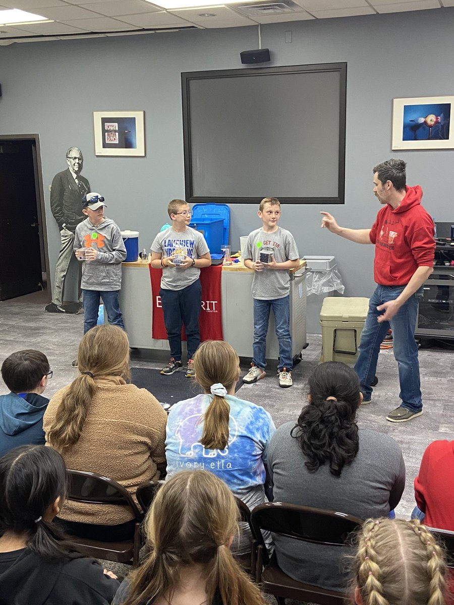 michalawurdeman's tweet photo. Second session-Arctic blast! All about solids, liquids, and gases! Dry ice and liquid nitrogen were fun to play with! #lakeviewvikes @ShellCreekVikes https://t.co/CBCWhmfg4E
