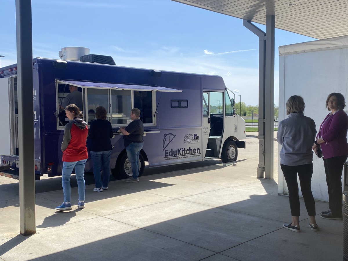 TSMSAD's tweet photo. Thank you @Linc_R3 and EduKitchen for coming to visit @TroySouthMiddle today!!  #TroySouth #proud2br3 #TitanStrong #TitanPride #TitansRock #CeilingCantHoldUs #LCR3FIT https://t.co/XkXE5Obo6Y