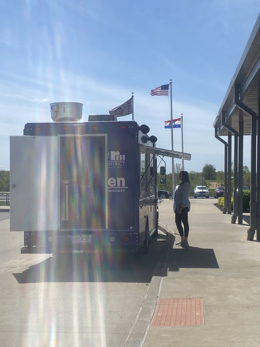 TSMSAD's tweet photo. Thank you @Linc_R3 and EduKitchen for coming to visit @TroySouthMiddle today!!  #TroySouth #proud2br3 #TitanStrong #TitanPride #TitansRock #CeilingCantHoldUs #LCR3FIT https://t.co/XkXE5Obo6Y