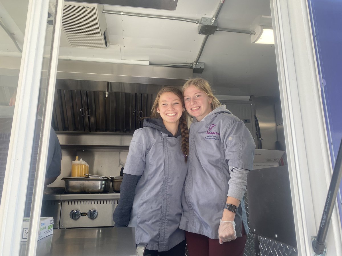 TSMSAD's tweet photo. Thank you @Linc_R3 and EduKitchen for coming to visit @TroySouthMiddle today!!  #TroySouth #proud2br3 #TitanStrong #TitanPride #TitansRock #CeilingCantHoldUs #LCR3FIT https://t.co/XkXE5Obo6Y