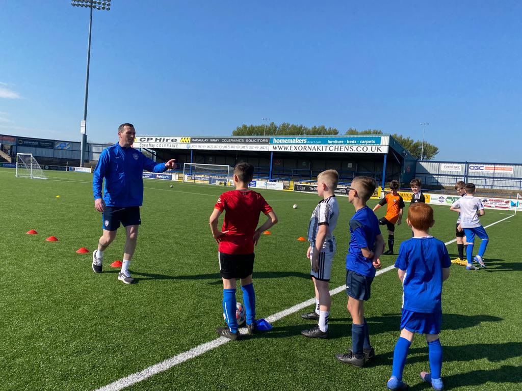 KillowenPS's tweet photo. John Neill taking the boys for their training session today at the show grounds. It was loads of fun!! He’s a fab coach, thank you John. 👍 https://t.co/SP1cl1GQdK