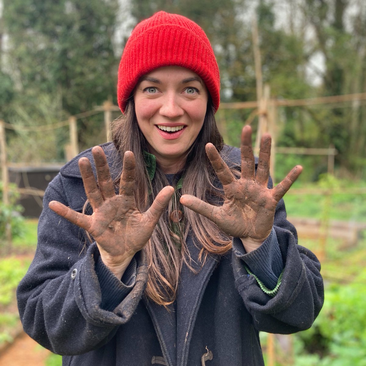 GWandShows's tweet image. If you thought working on GW was a glamorous job, then think again! No matter what the weather throws at us, we just have to keep going as you'll find out TONIGHT when we join Frances in Devon. See you at 8pm on @BBCTwo 🙂 #GardenersWorld #FlowersOnFriday #GardeningTwitter