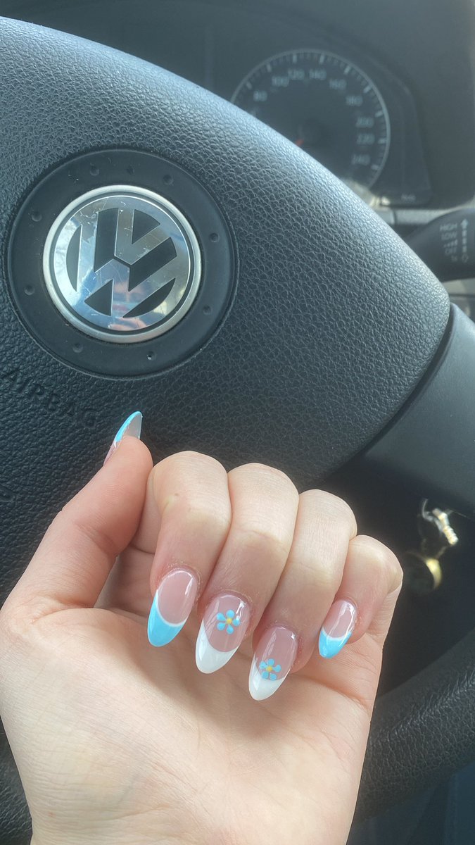 mayamuscles's tweet photo. cute lil summer nails https://t.co/cAWg2WU3Pf