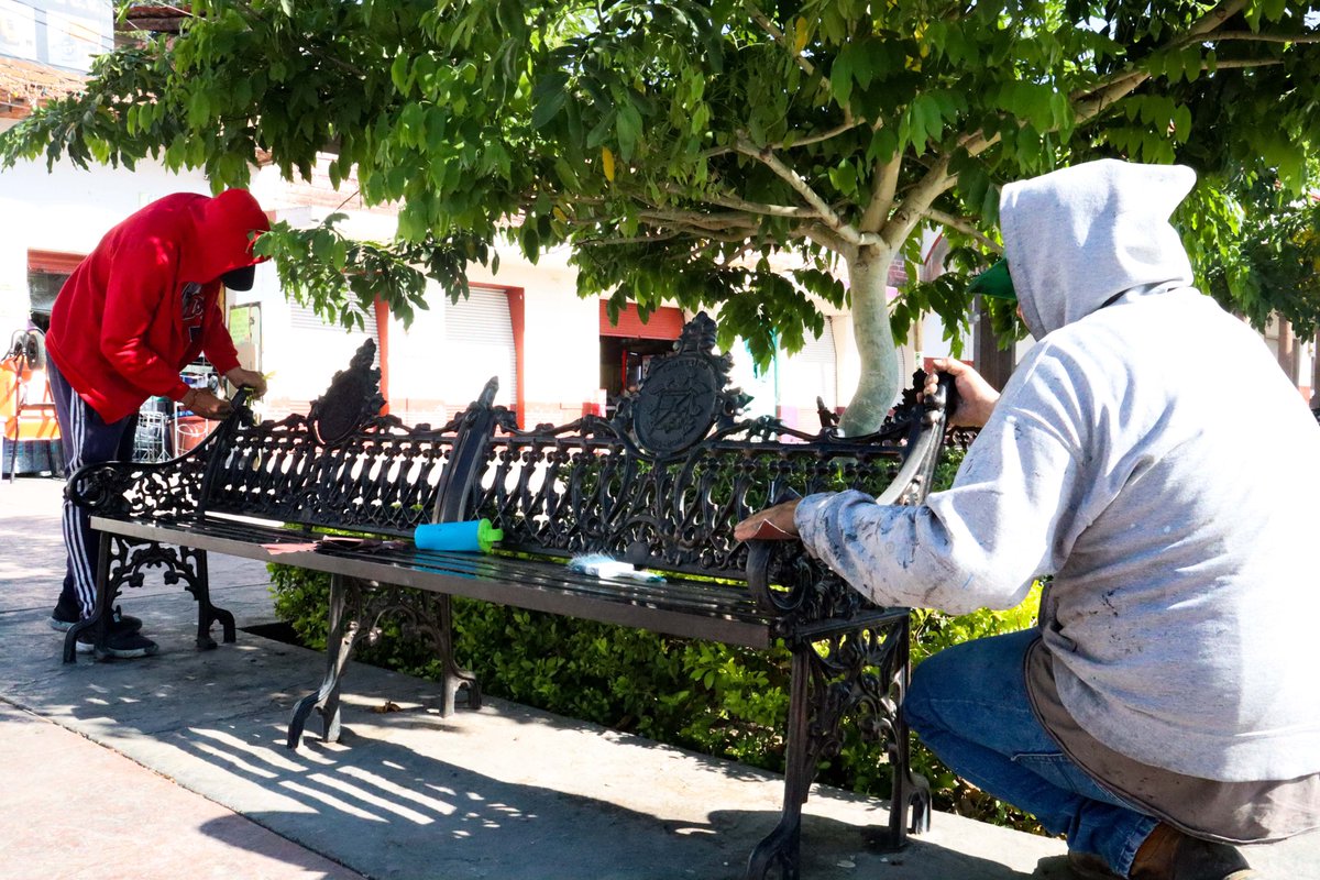Personal de Servicios Públicos Municipales se encuentran pintando las bancas, cúpula del quiosco, y lámparas de la plazoleta, ubicada en la cabecera municipal.
 Invitamos a toda la población a cuidar y respetar las áreas donde la pintura se encuentra fresca.
#GobiernodeZacoalco